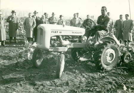 Viterbo - Trattore Fiat 18 nel 1957 (Archivio Consorzio Agrario Provinciale - referente Luciano Pasquini)