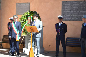 Il consigliere Leoncelli con il vice sindaco Bacciardi al busto di Domenico Emanuelli