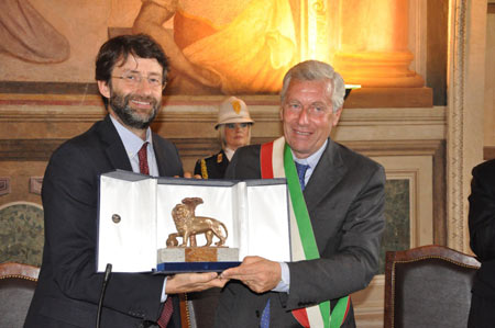 Il ministro Dario Franceschini riceve il Leone di Viterbo dalle mani del sindaco Leonardo Michelini