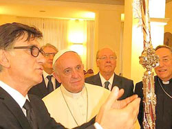 Lauri e papa Francesco con la Croce pastorale