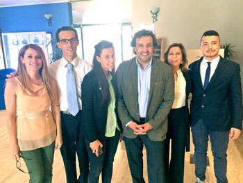 Insinna con i collaboratori e la g.m. dell'Hotel Salus Terme, Tiziana Governatori