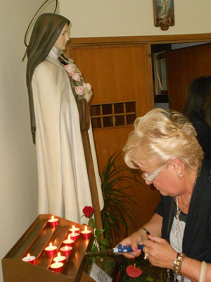 La consigliera Daniela Bizzarri devota accende un lumino