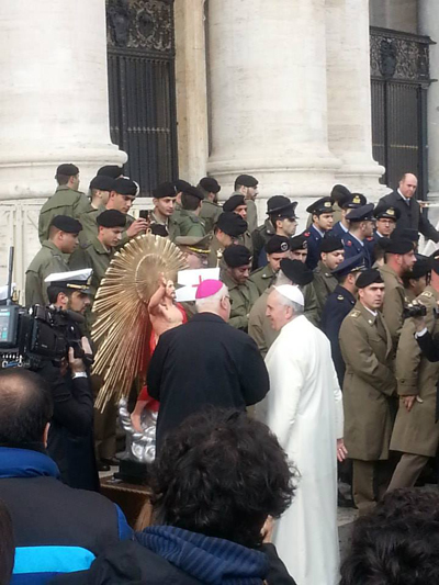 Papa Francesco benedice la statua del Cristo Risorto sommerso