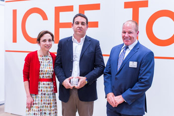 Al centro, Alessio Coramusi, amministratore delegato di CIELO, riceve l’ICFF Editors Awards