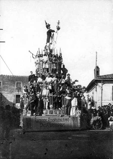 Carro di Carnevale del 1924 sul Largo Facchini di santa Rosa