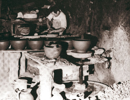 Vetralla 1973, il vasaio modella la creta al tornio (Archivio Mauro Galeotti)