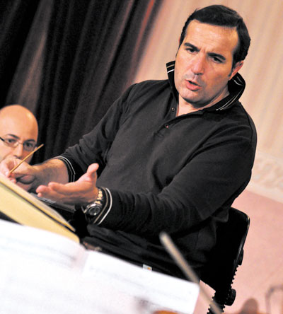 Il maestro Stefano Vignati durante le prove