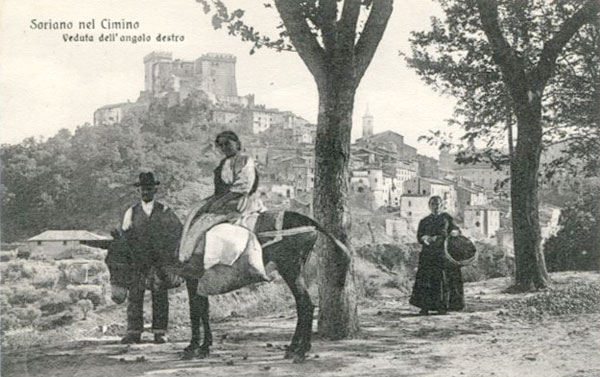 Soriano nel Cimino con veduta del Castello Orsini, nel 1915. La foto armoniosa, è musica di semplicità e simpatia (Archivio Mauro Galeotti)