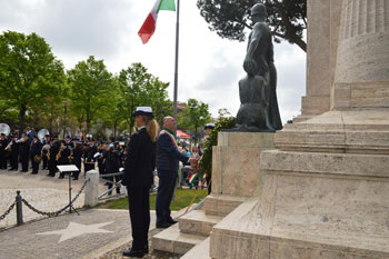 Il sindaco Mazzola dinanzi al monumento ai Caduti