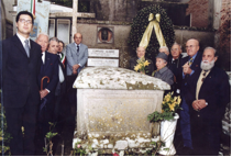 La tomba di Corrado Alvaro a Vallerano in occasione di una cerimonia per la ricorrenza della sua morte