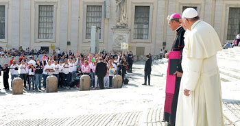 Papa Francesco saluta gli Old Rugby Viterbo