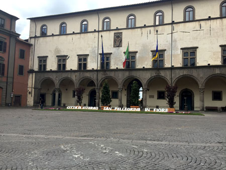 Una squallida Piazza del Plebiscito per San Pellegrino in Fiore