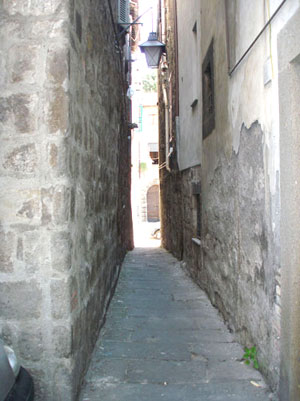 Via Baciadonne la via più stretta a Viterbo