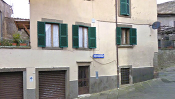 Via santa Rosa, col segnale che non consente di girare verso il Santuario